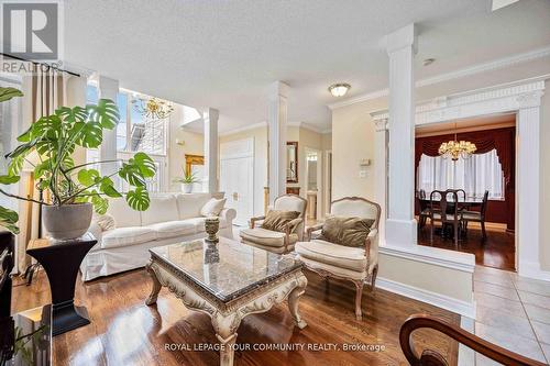 9 Alpine Crescent, Richmond Hill, ON - Indoor Photo Showing Living Room