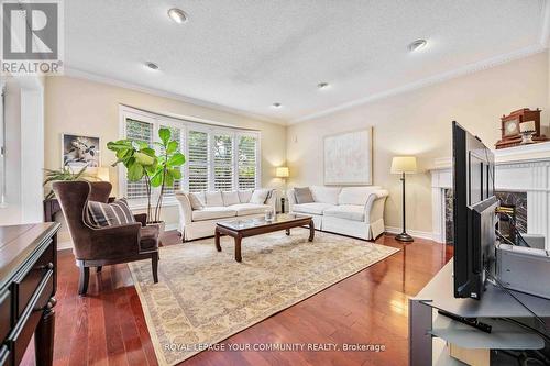 9 Alpine Crescent, Richmond Hill, ON - Indoor Photo Showing Living Room