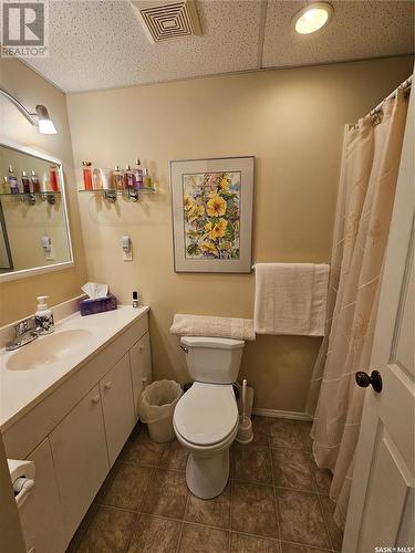 359 4Th Avenue Se, Swift Current, SK - Indoor Photo Showing Bathroom