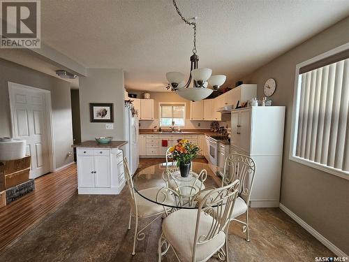 359 4Th Avenue Se, Swift Current, SK - Indoor Photo Showing Dining Room