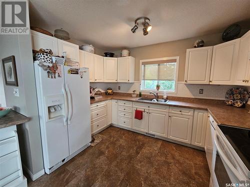 359 4Th Avenue Se, Swift Current, SK - Indoor Photo Showing Kitchen With Double Sink