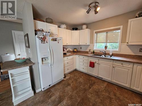 359 4Th Avenue Se, Swift Current, SK - Indoor Photo Showing Kitchen With Double Sink