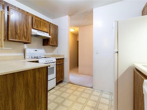 202-4724 Uplands Dr, Nanaimo, BC - Indoor Photo Showing Kitchen