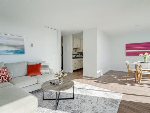 904-327 Maitland St, Victoria, BC - Indoor Photo Showing Living Room