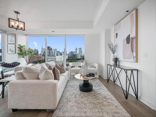 1304-225 Sackville St, Toronto, ON - Indoor Photo Showing Living Room