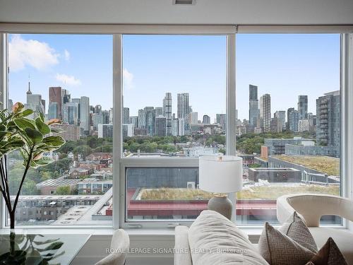 1304-225 Sackville St, Toronto, ON - Indoor Photo Showing Living Room