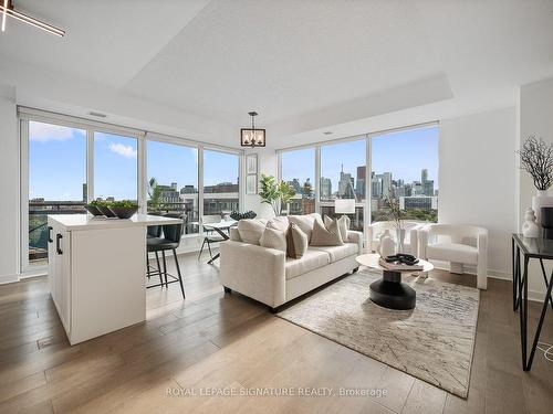 1304-225 Sackville St, Toronto, ON - Indoor Photo Showing Living Room