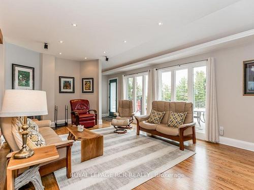 16365 Bathurst St, Newmarket, ON - Indoor Photo Showing Living Room