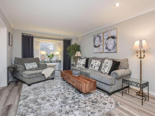 147 Riverview Rd, New Tecumseth, ON - Indoor Photo Showing Living Room