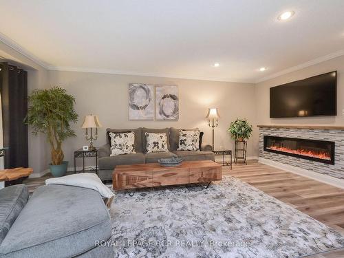 147 Riverview Rd, New Tecumseth, ON - Indoor Photo Showing Living Room With Fireplace