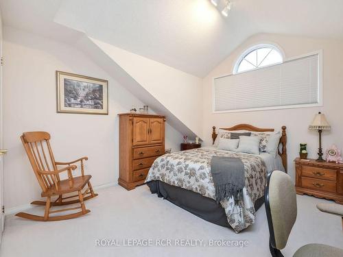 147 Riverview Rd, New Tecumseth, ON - Indoor Photo Showing Bedroom