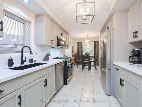 147 Riverview Rd, New Tecumseth, ON - Indoor Photo Showing Kitchen With Upgraded Kitchen