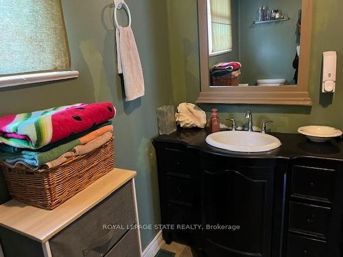 114 Melvin Ave, Hamilton, ON - Indoor Photo Showing Bathroom