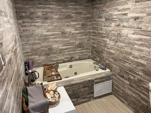 114 Melvin Ave, Hamilton, ON - Indoor Photo Showing Bathroom