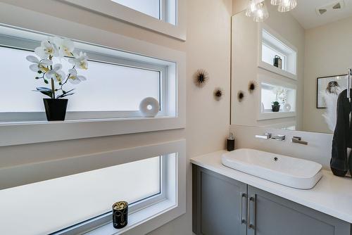 2-777 Denali Drive, Kelowna, BC - Indoor Photo Showing Bathroom