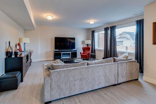 2-777 Denali Drive, Kelowna, BC - Indoor Photo Showing Living Room