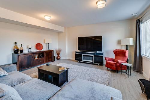 2-777 Denali Drive, Kelowna, BC - Indoor Photo Showing Living Room