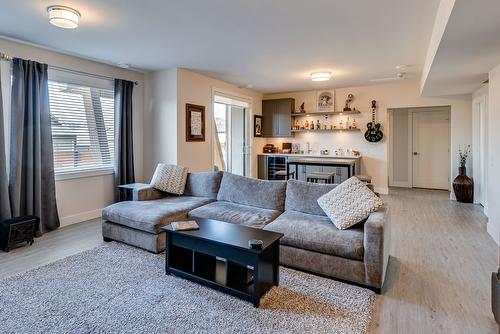 2-777 Denali Drive, Kelowna, BC - Indoor Photo Showing Living Room