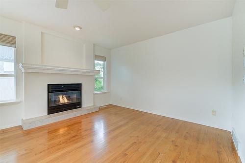 38-680 Valley Road, Kelowna, BC - Indoor Photo Showing Living Room With Fireplace