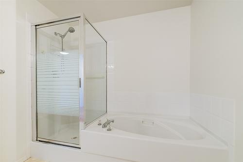 38-680 Valley Road, Kelowna, BC - Indoor Photo Showing Bathroom