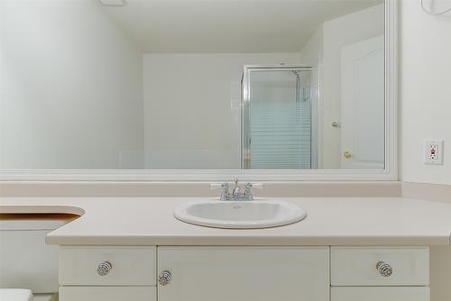 38-680 Valley Road, Kelowna, BC - Indoor Photo Showing Bathroom