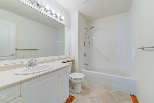 38-680 Valley Road, Kelowna, BC - Indoor Photo Showing Bathroom