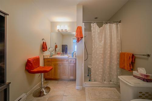 302-3010 35 Street, Vernon, BC - Indoor Photo Showing Bathroom