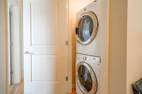 302-3010 35 Street, Vernon, BC - Indoor Photo Showing Laundry Room