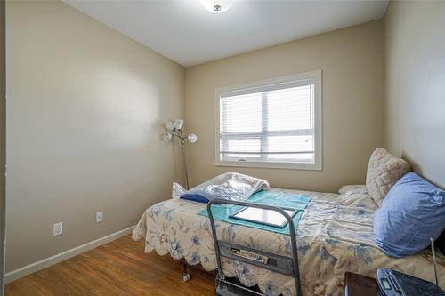 302-3010 35 Street, Vernon, BC - Indoor Photo Showing Bedroom