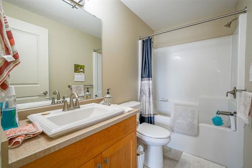 302-3010 35 Street, Vernon, BC - Indoor Photo Showing Bathroom