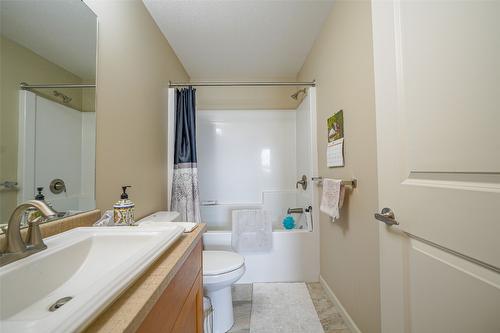 302-3010 35 Street, Vernon, BC - Indoor Photo Showing Bathroom