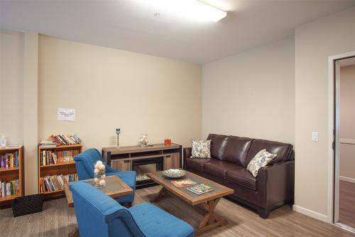 302-3010 35 Street, Vernon, BC - Indoor Photo Showing Living Room