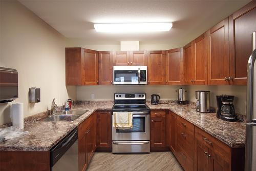 302-3010 35 Street, Vernon, BC - Indoor Photo Showing Kitchen With Double Sink