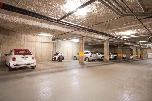 302-3010 35 Street, Vernon, BC - Indoor Photo Showing Garage