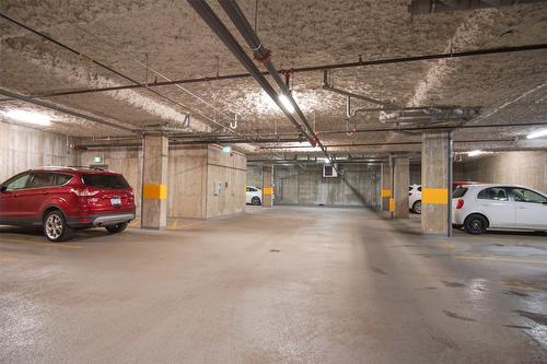 302-3010 35 Street, Vernon, BC - Indoor Photo Showing Garage