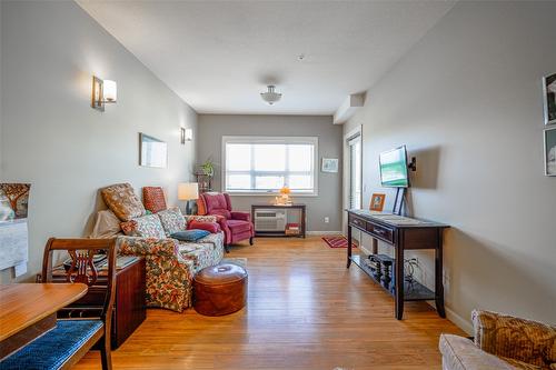 302-3010 35 Street, Vernon, BC - Indoor Photo Showing Living Room