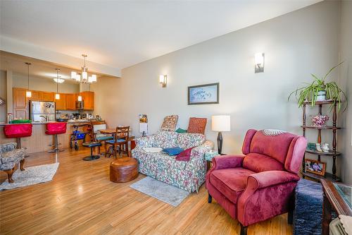 302-3010 35 Street, Vernon, BC - Indoor Photo Showing Living Room