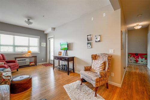 302-3010 35 Street, Vernon, BC - Indoor Photo Showing Living Room