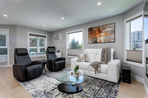 309-1385 Bertram Street, Kelowna, BC - Indoor Photo Showing Living Room