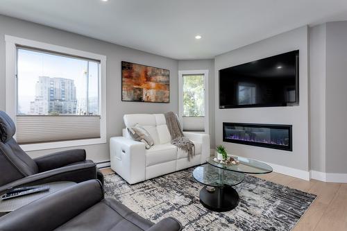 309-1385 Bertram Street, Kelowna, BC - Indoor Photo Showing Living Room With Fireplace