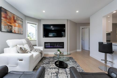 309-1385 Bertram Street, Kelowna, BC - Indoor Photo Showing Living Room With Fireplace