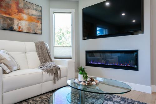 309-1385 Bertram Street, Kelowna, BC - Indoor Photo Showing Living Room With Fireplace