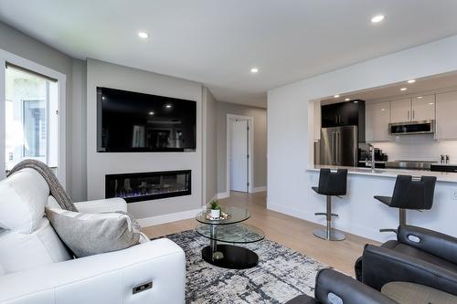 309-1385 Bertram Street, Kelowna, BC - Indoor Photo Showing Living Room With Fireplace