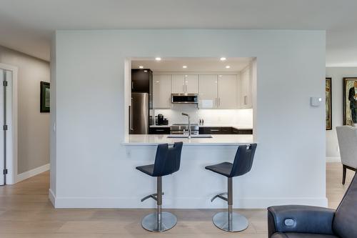 309-1385 Bertram Street, Kelowna, BC - Indoor Photo Showing Kitchen With Upgraded Kitchen