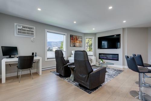 309-1385 Bertram Street, Kelowna, BC - Indoor With Fireplace