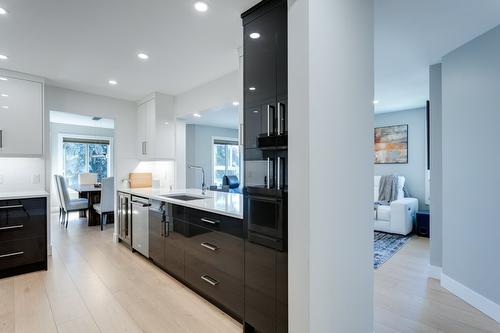 309-1385 Bertram Street, Kelowna, BC - Indoor Photo Showing Kitchen With Upgraded Kitchen