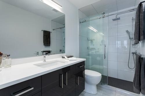 309-1385 Bertram Street, Kelowna, BC - Indoor Photo Showing Bathroom