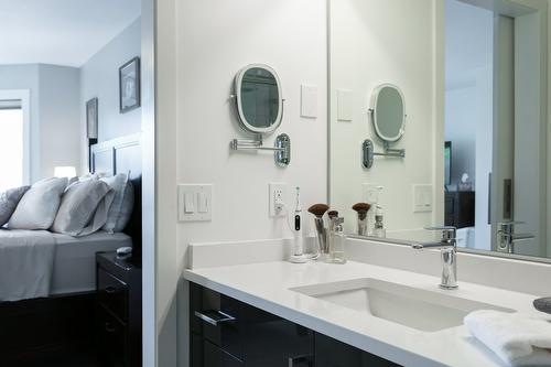 309-1385 Bertram Street, Kelowna, BC - Indoor Photo Showing Bathroom