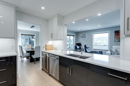 309-1385 Bertram Street, Kelowna, BC - Indoor Photo Showing Kitchen With Double Sink With Upgraded Kitchen