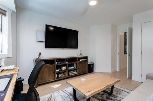 309-1385 Bertram Street, Kelowna, BC - Indoor Photo Showing Living Room